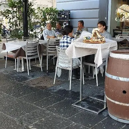 La Citta Partenopea לינה וארוחת בוקר נאפולי