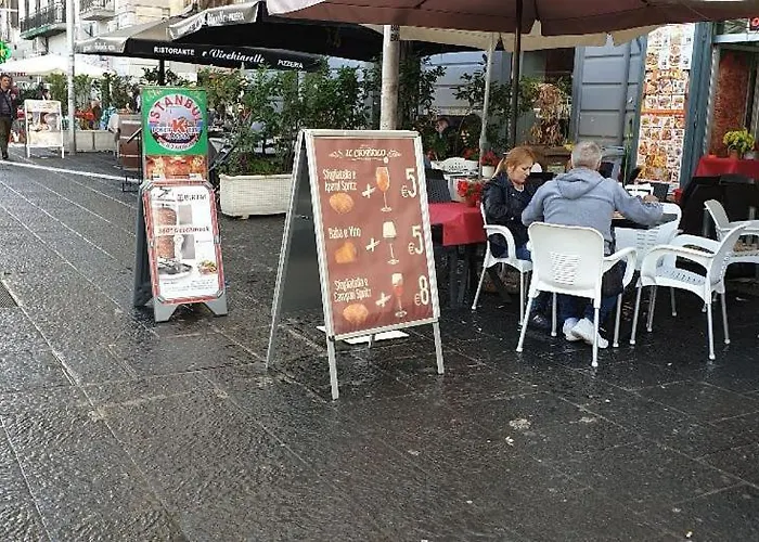 La Citta Partenopea לינה וארוחת בוקר